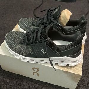 Brand new never worn womens On Cloudswift sneakers.